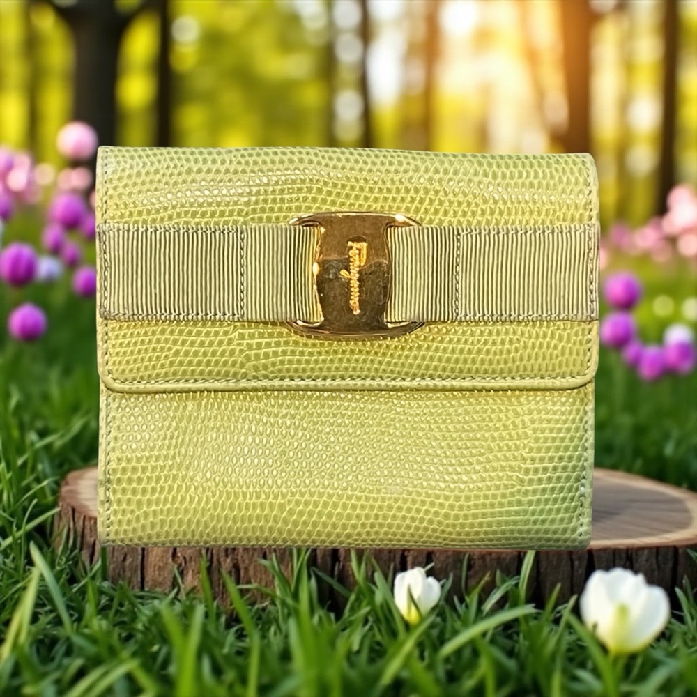 Salvatore Ferragamo Vara Bow
Wallet EUC!